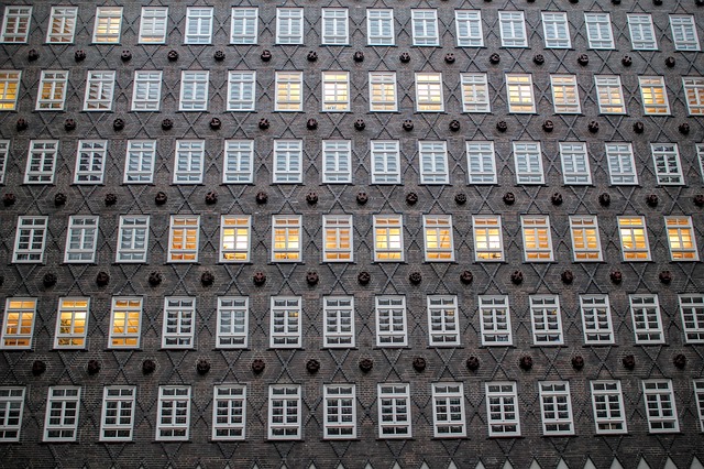 Immeuble avec plein de fenêtres
